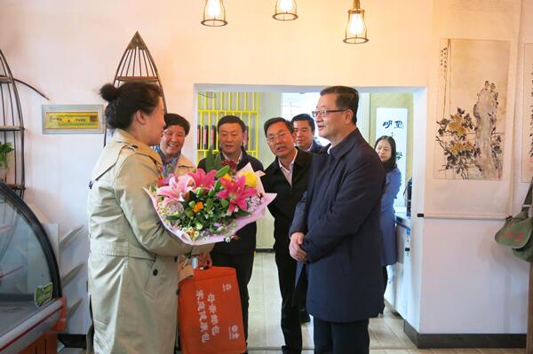 市人大常委会主任曹健松开展五一节前走访慰问活动