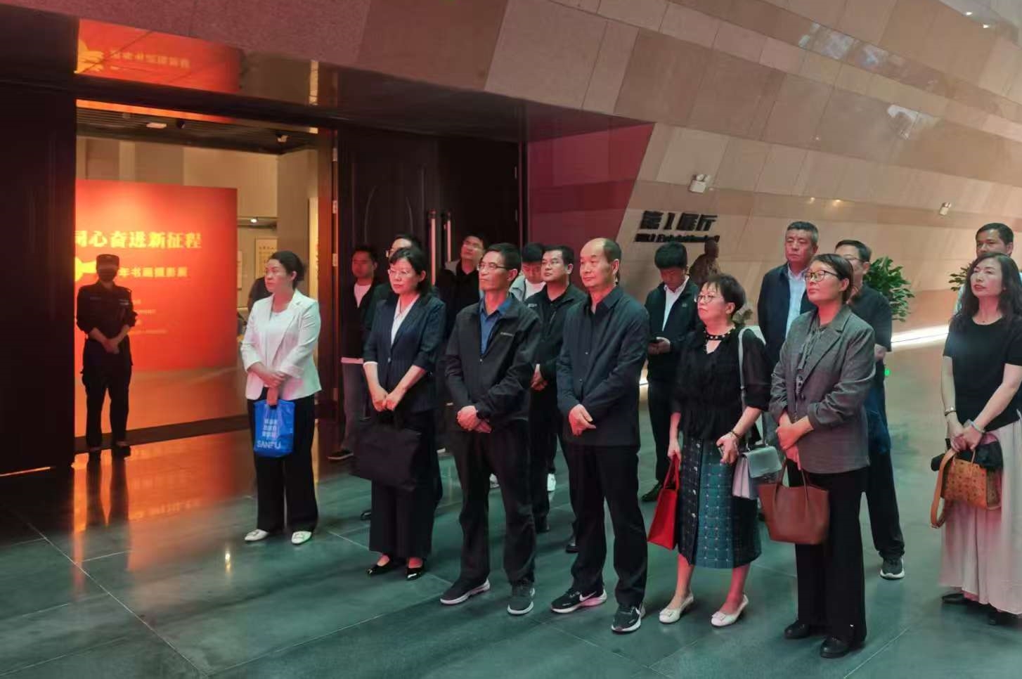 参观书画摄影展.jpg