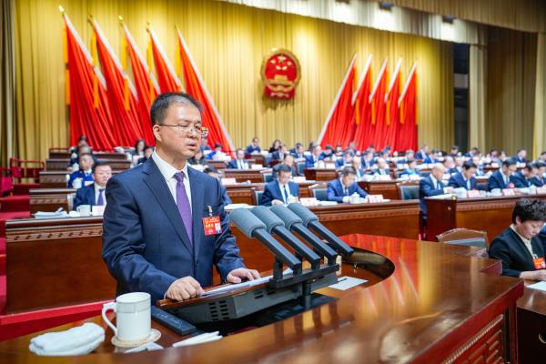 市十七届人大八次会议隆重开幕