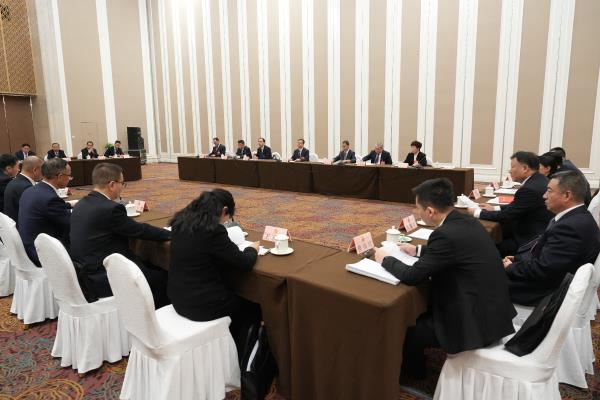 市十七届人大八次会议主席团举行第二次会议